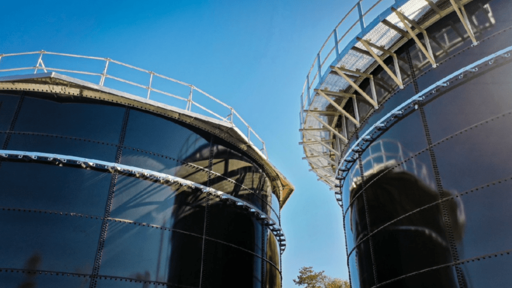 Digestores anaerobios en el tratamiento de aguas residuales industriales, destacando su eficiencia y generación de biogás.