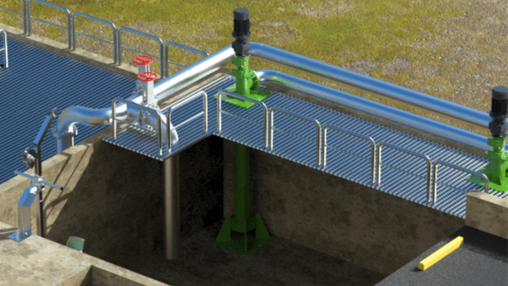 Plataforma industrial con tuberías, bombas y compuertas para alimentar digestores anaerobios, usada en plantas de tratamiento de aguas residuales para la codigestión de lodos y residuos orgánicos.