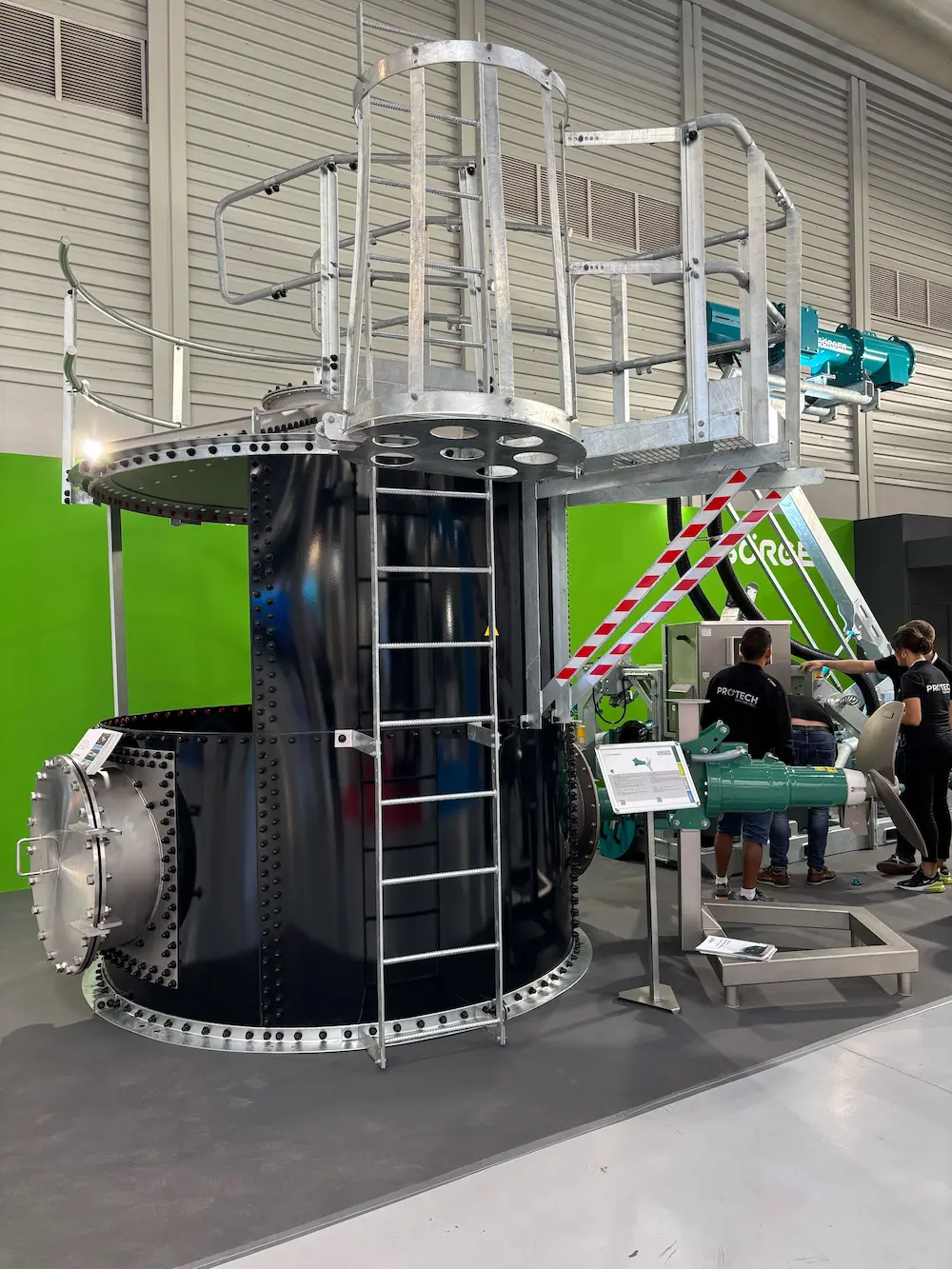 Tanque demo con instalación de agitación - Salón del Gas Renovable 2025 - Protech Continental Group